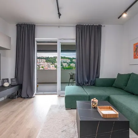 Apartment Time Off *